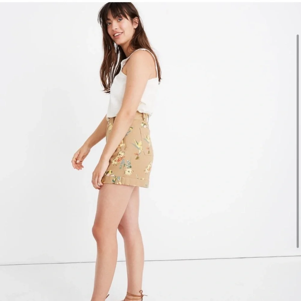 EUC Madewell pleated shorts in Hawaiian Hideaway - Picture 2 of 5